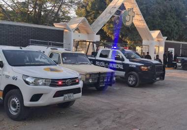 Elementos de la Policía Municipal y de Tránsito supervisan la seguridad y el orden durante el operativo de Día de Muertos en los panteones de Torreón.