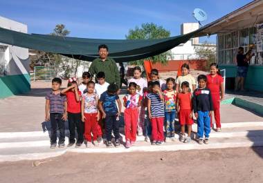 Docentes de comunidades rurales de Ramos Arizpe señalaron que las altas temperaturas y la falta de infraestructura adecuada se han convertido en algunos de los principales retos para mantener las clases.