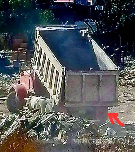 $!Habitantes del sector reportaron que camiones acuden de manera frecuente a depositar residuos de forma clandestina en el terreno baldío.