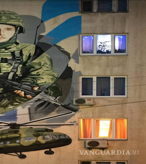 $!Un mural muestra a Andriy Ogorodnik, un soldado de 23 años del Regimiento de Azov, en un edificio de apartamentos en Kiev, Ucrania, el 2 de febrero de 2024.