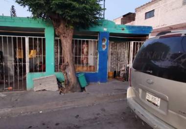 El domicilio fue acordonado por las autoridades tras el trágico hallazgo.