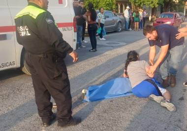 Autoridades llegaron al lugar de los hechos para detener al conductor de la camioneta.
