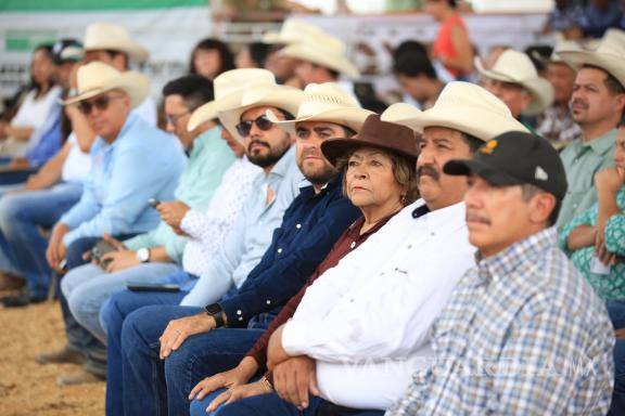 $!Productores ganaderos recibieron ejemplares seleccionados para mejorar las características productivas y reproductivas de sus hatos.
