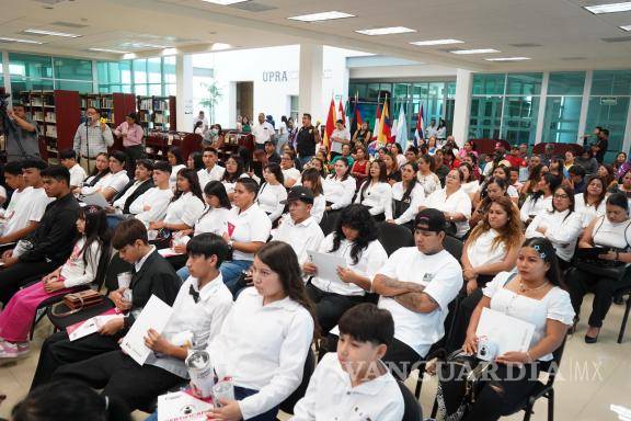$!Autoridades acompañaron a los beneficiarios durante la entrega de documentos que acreditan la conclusión de sus estudios.