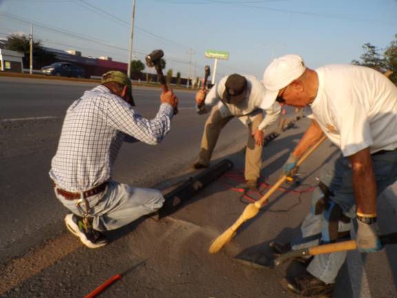 $!A mazazos y martillazos, y con recursos propios, así trabaja el equipo Boyatón de Saltillo para intervenir las olvidadas ciclovías de la ciudad.