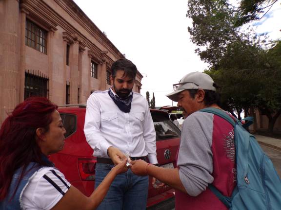 $!El diputado Antonio Attolini de Morena ‘compró’ tamales en 500 pesos que al final regresó. El dinero fue motivo de pelea entre dos pedigüeños.