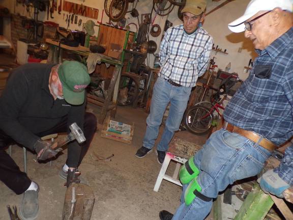 $!El equipo Boyatón trabaja en el taller para reciclar las alcayatas.