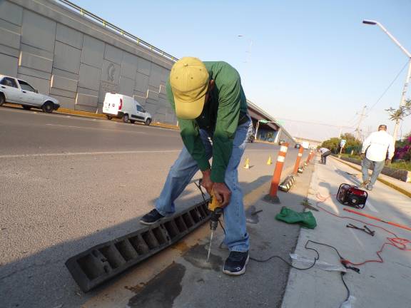 $!﻿El equipo Boyatón interviene una de las ciclovías de Saltillo que han sido olvidadas por el gobierno.