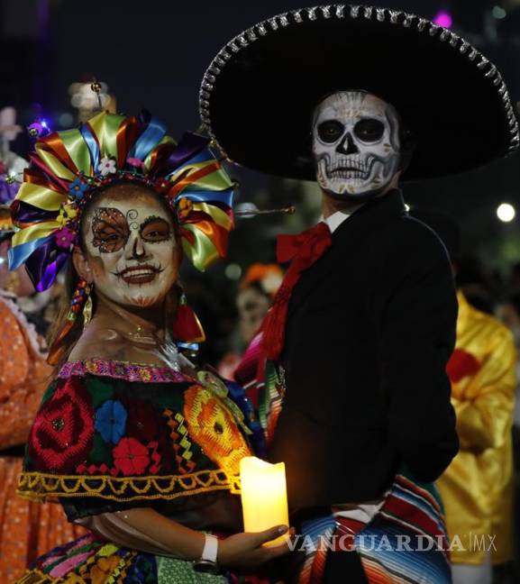 $!Una mujer participa en un desfile de catrinas en Ciudad de México (México).