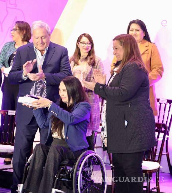 $!Entrega Alcalde a 8 brillantes saltillenses el Premio de la Mujer en la Industria 2023