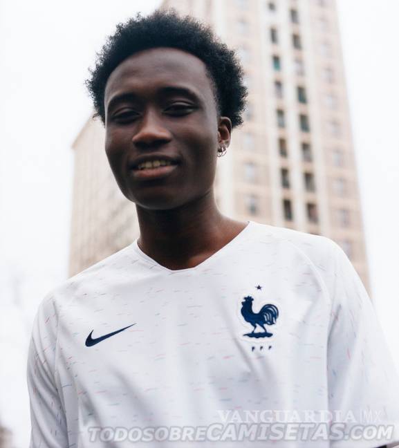 $!¡Amor a primera vista! Francia presentó su playera para Rusia 2018 y está hermosa