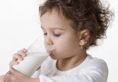 Especialistas en Coahuila recomiendan no introducir la leche de vaca antes del primer año de vida para evitar riesgos a la salud infantil.