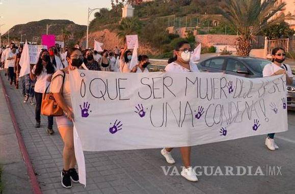 $!La protesta se inició en forma silenciosa con pancartas que condenaron la agresión sexual