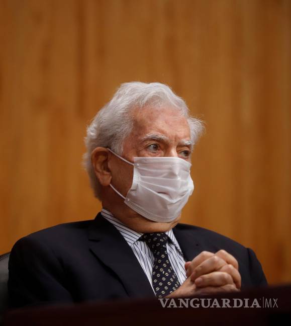 $!El premio Nobel de Literatura peruano Mario Vargas Llosa afirmó este miércoles en México que ni el socialismo ni el comunismo son la solución para los problemas de igualdad y prosperidad que necesitan los países de América Latina. EFE/Francisco Guasco