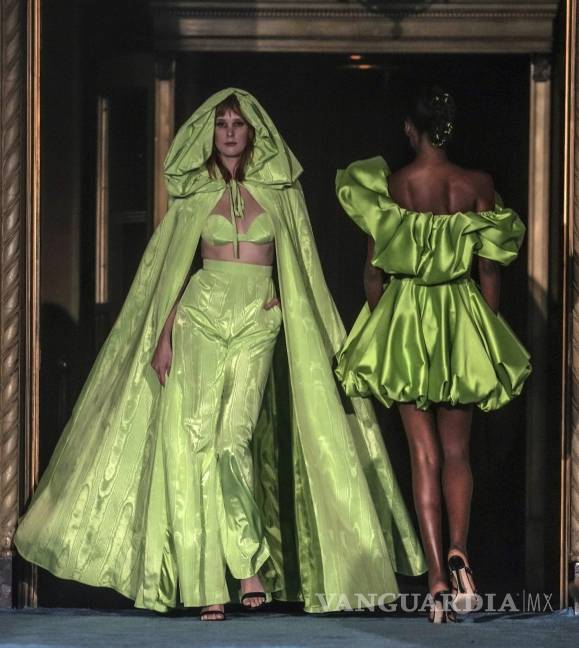 $!Modelos desfilan durante la presentación de la nueva colección de Christian Siriano en la Semana de la Moda de Nueva York. AP/Bebeto Matthews