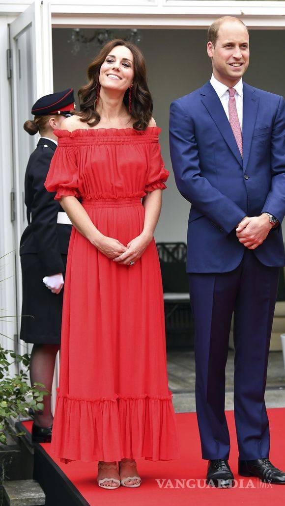 $!Kate Middleton luce espectacular vestido rojo con hombros al desnudo