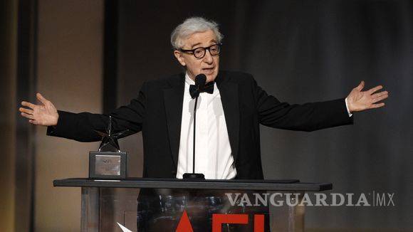 $!Diane Keaton fue sorprendida por Woody Allen durante homenaje