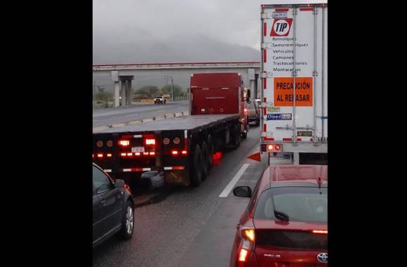 Carretera libre Monterrey-Saltillo, con tráfico pesado tras accidente