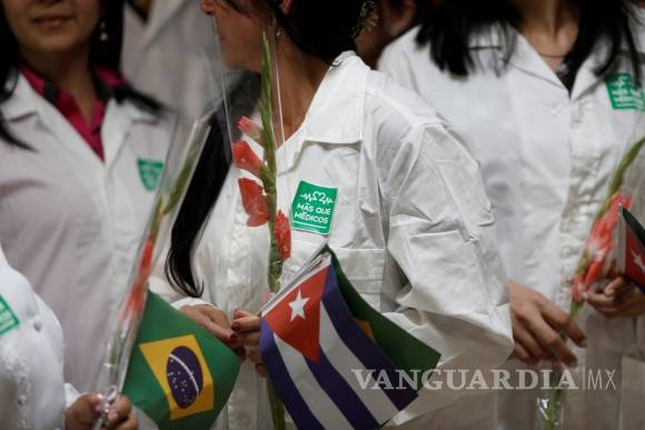 $!México recibiría a médicos cubanos que dejan Brasil, AMLO negocia con el gobierno isleño