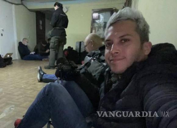 $!Alex Tienda durante su visita a Ucrania, en un búnker con periodistas.