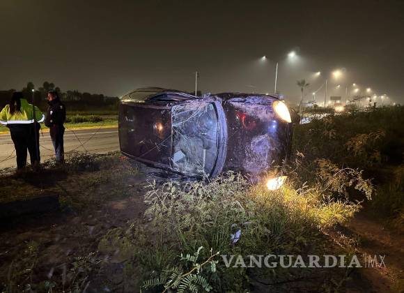 ‘Acelerado’ conductor vuelca en el bulevar Colosio de Saltillo