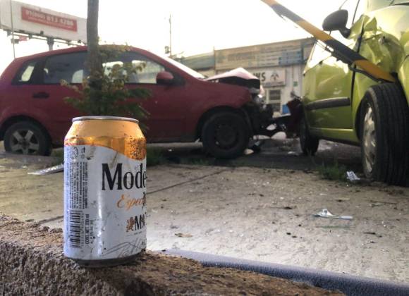 Conductor impacta auto estacionado al norte de Saltillo; arroja las latas de cerveza para ‘despistar’ estado de ebriedad