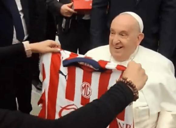 La vez que el Papa Francisco posó con la playera de las Chivas