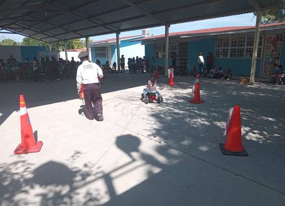 They educate elementary schools in San Buenaventura about street culture using pedicabs and bicycles.