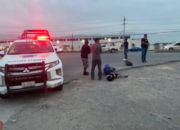 Young motorcyclist crashes into a truck in Saltillo