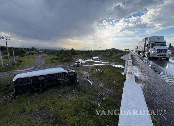Tráiler cae de puente por exceso de velocidad y pavimento mojado en La ...