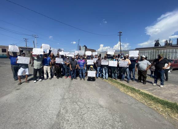 Through demonstrations, AHMSA workers demand a voluntary withdrawal;  they claim they were denied