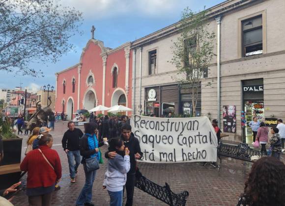 Vecinos de Saltillo se quejan de Paseo Capital; increpan a Director de Desarrollo Urbano en Simposio de Arquitectura