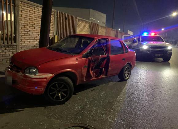 The tractor truck fled after destroying a parked car in Saltillo