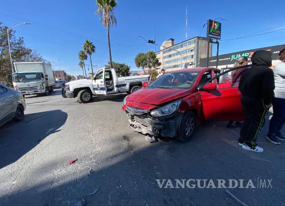 Adulta mayor se pasa el alto y provoca accidente en Saltillo