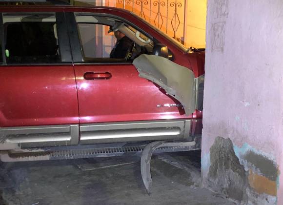 Saltillo: conductor impacta ¡cinco autos y una vivienda! Luego huye del lugar