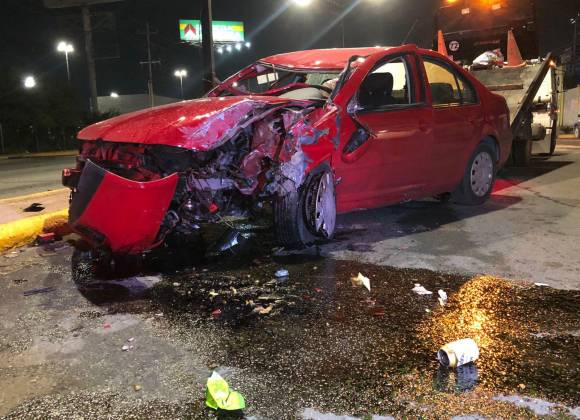 Hombre en estado de ebriedad se estrella contra semáforo en bulevar de Ramos Arizpe y termina con su auto inservible