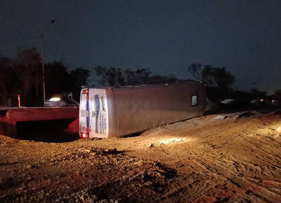 Camión de personal vuelca en Nuevo León con saldo de ocho lesionados