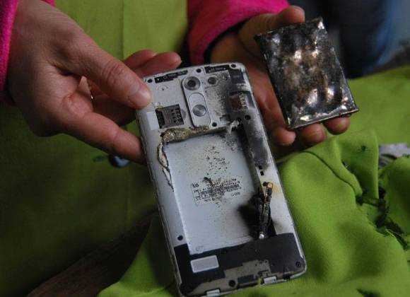 Niño muere electrocutado mientras jugaba con su celular conectado