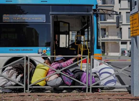 Rebeldes hutíes de Yemen respaldados por Irán atacan con misiles a Israel