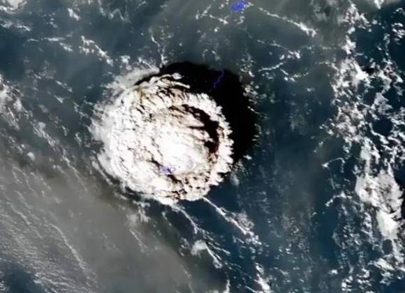 Revelan que erupción del volcán Hunga Tonga fue tan grande que su onda expansiva alcanzó el espacio