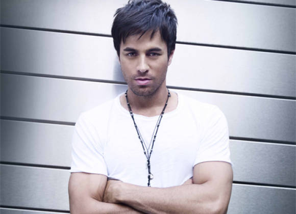 Enrique Iglesias no podrá esquiar desnudo