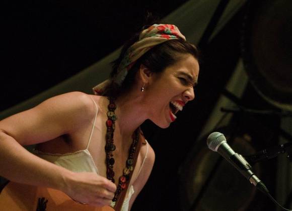 Muere famosa cantante Luvi Torres tras lucha contra el cáncer; aseguraba haberse curado con ‘chamanismo’