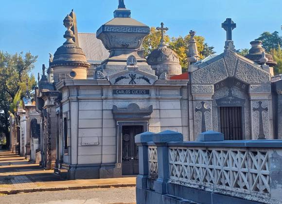 Argentina: Recoleta, Chacarita y el arte para entregarse al olvido