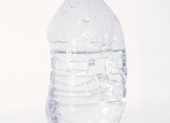 Dejé una botella de agua de plástico en un coche caliente. ¿Es seguro beber de ella?