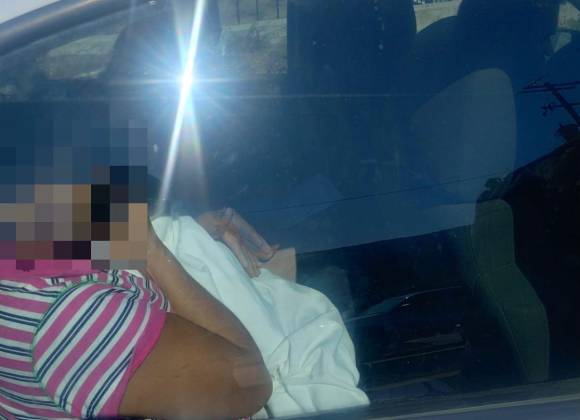 Policías de Fuerza Civil salvan a menor que cae en cubeta con agua en Nuevo León