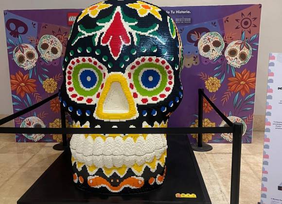 They exhibited a skull made from 108 thousand LEGO bricks, in Nuevo León