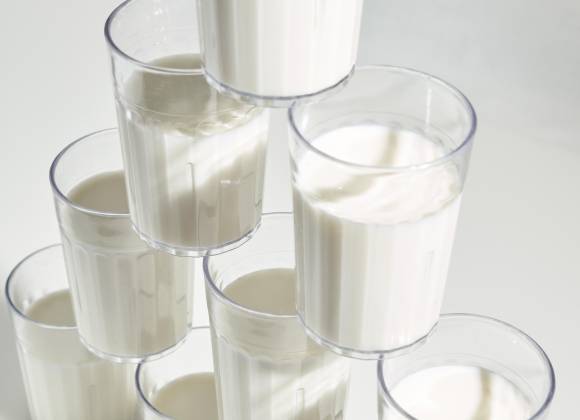 ¿Beber leche hace que mis huesos sean más fuertes?