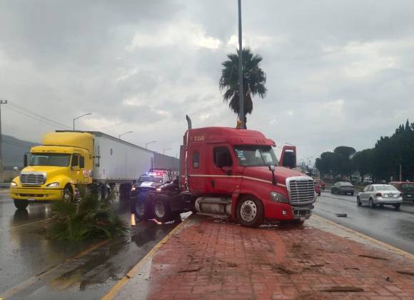Imprudente trailero causa caos en la carretera Monterrey-Saltillo tras circular a exceso de velocidad
