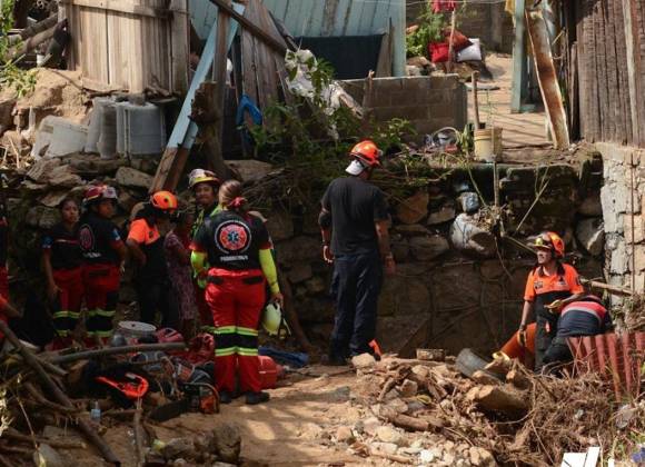 Familia de seis quedó sepultada por deslave tras huracán Otis en Acapulco; sólo uno sobrevivió