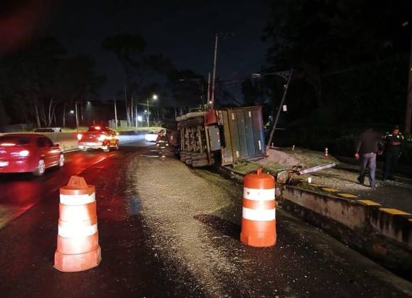 Provoca caos vial volcadura de tráiler en la carretera México-Toluca